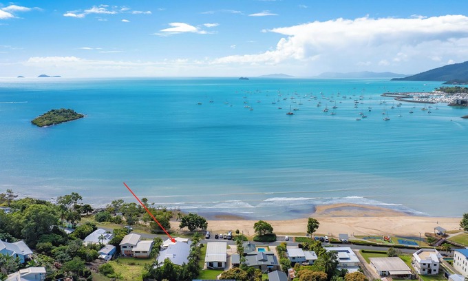 Cannonvale Apartment | 5 Bedroom Apartment with pool just steps from the beach