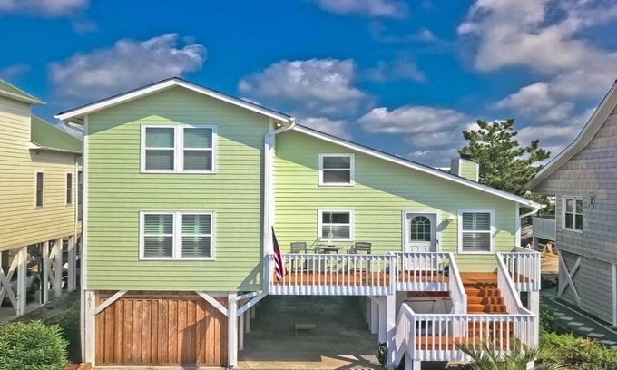 Ocean Isle Beach Cottage | 5 Bedroom Canal Cottage - 2 Min Walk To Beach Access - Boat Dock, Hot Tub, Kayak