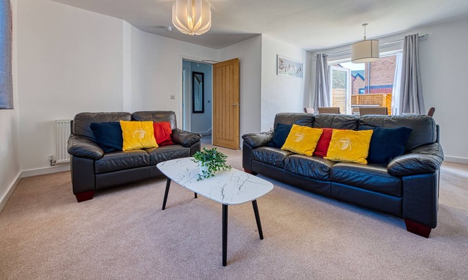 Yardley House | 5 Bedroom Contractor Guesthouse w. Parking & Wifi
