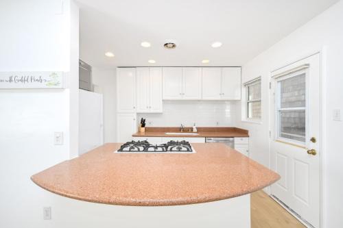 West Newport House | 5 Bedroom Duplex 1 minute Walk to the Ocean