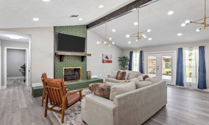 Lake Charles House | 5 Bedroom Home In Lake Charles