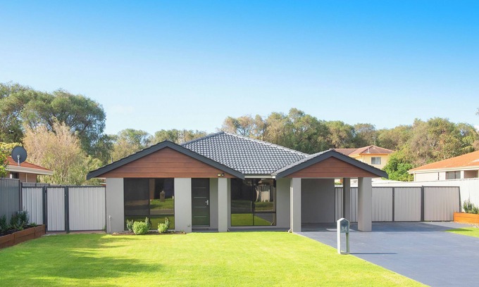 Geographe House | 5 Bedroom home meters from the beach