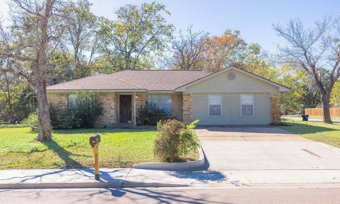 College Station House | 5 Bedroom Home 6 Minutes to Kyle Field—Perfect Game Day House or Ring Dunk