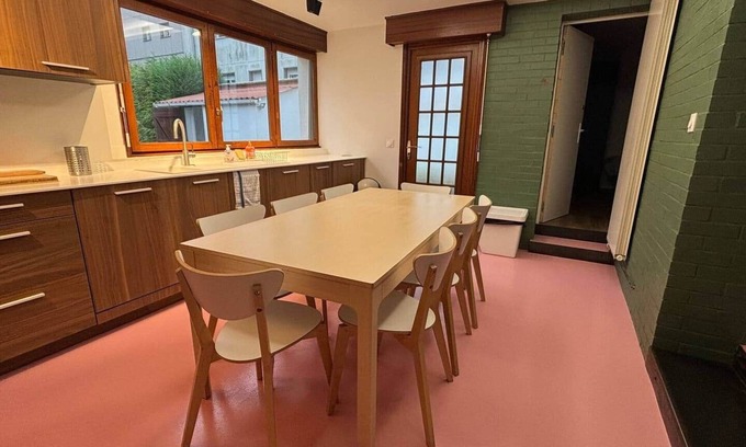 Arras House | 5-bedroom house with free parking