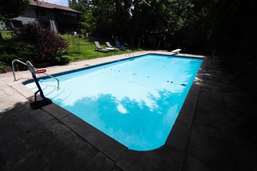 London Villa | 5 Bedroom Luxury Retreat with Hot Tub and Sauna, Prime Location and More!