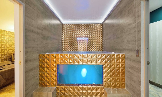 Las Lomas I Apartment | 5 Bedroom Provenza! Golden Jacuzzi and pool table - 1 Block from Lleras