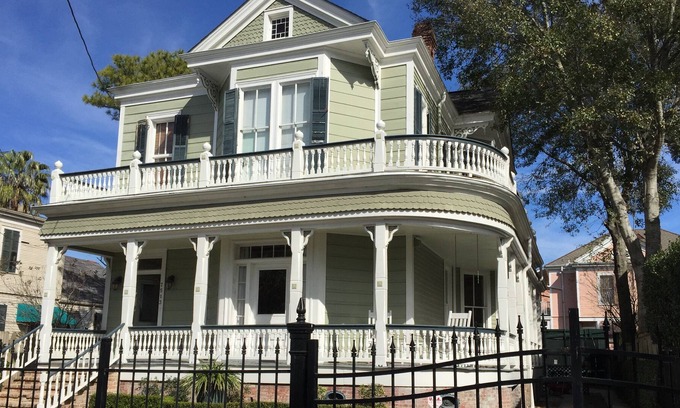 Carrollton House | 5 Bedroom Short Term Rental 3 full bath Queen Anne Victorian