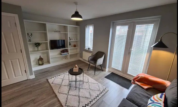 Hucclecote House | 5 Bedroom Town House in Gloucester