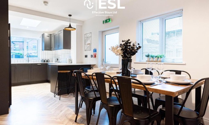 Shrewsbury House | 5 Bedroom Victorian Town House - Perfect for Contractors and Family Groups