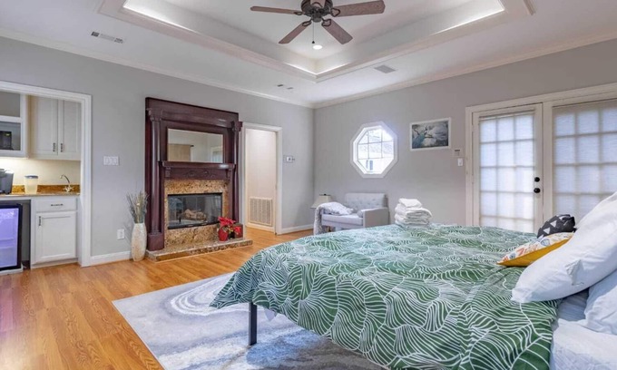 The Villages House | 5 Bedroom w/ Theatre, Pool, & Large Dining Hall