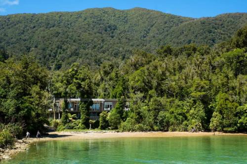 Furneaux House | 5-bedroom waterfront home
