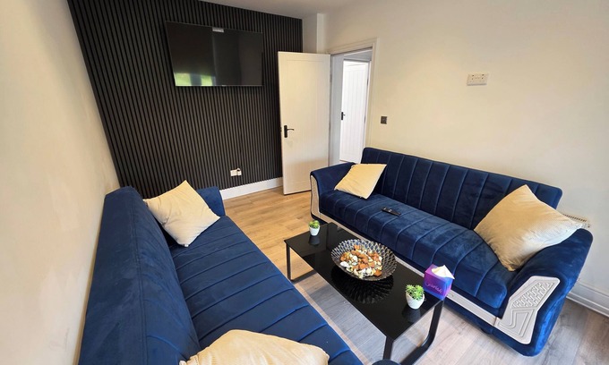 Woodthorpe House | 5 Beds, 7 guests, Private Garden, Free Parking