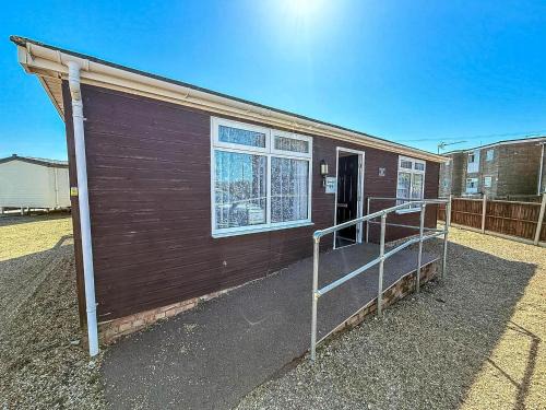 Hunstanton Cabin | 5 Berth Dog Friendly Lodge In Hunstanton By The Beach Ref 13015Rn