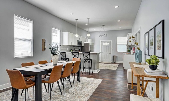 Indianapolis House | 5 BR Bugalow 3 EnSuite on Main Floor~Sleeps 15