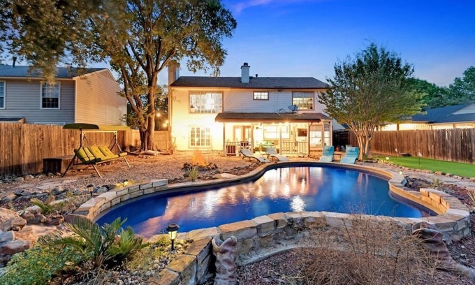 Grand Prairie House | 5 BR w/Pool, close to Six flags, cowboy stadium