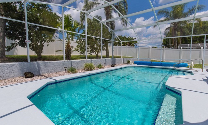 Briargrove House | 5 * Fantastic Private Villa! Disney 12 mins! Pool not overlooked! Hot tub!