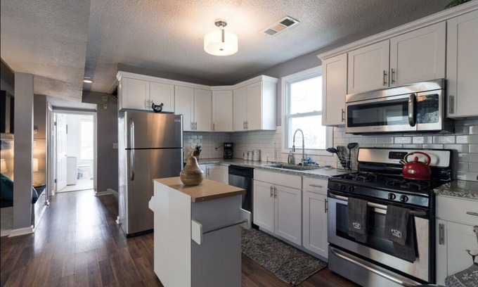 Southmoreland House | 5 KING Beds + Pingpong + Coffee &Tea + Walk to Westport