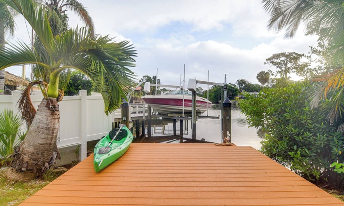 Shore Acres House | 5 Mi to Dtwn: Pet-Friendly Home in St Petersburg!