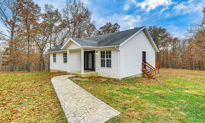 Versailles House | 5 Mi to Lake of the Ozarks: Secluded Home