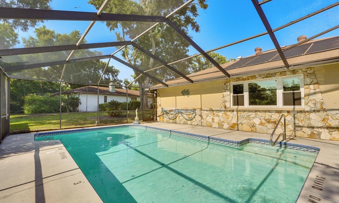 Spring Hill House | 5 Mi to Weeki Wachee: Spring Hill Home w/Lanai