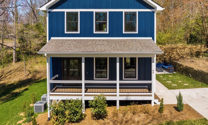 Asheville Cabin | 5 Miles to Downtown Asheville ~ With Hotub & Pet Friendly