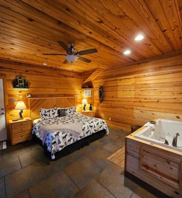 Eureka Springs Apartment | 5 Min Beaver Lake King Bed Fire Pit Jetted Tub #1