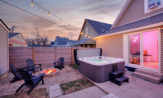 Indianapolis House | 5 Min Lucas Oil~HOT TUB~Backyard Retreat~DT Indy!