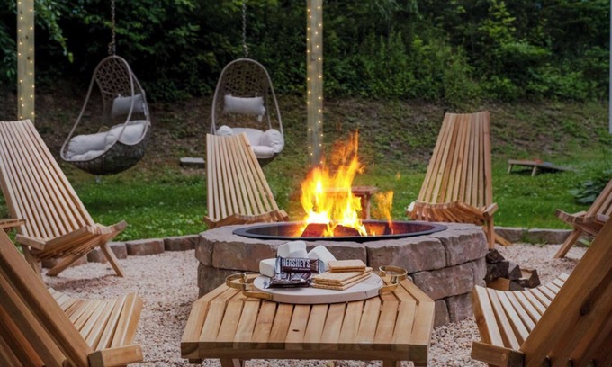 Fayetteville House | 5 MIN NEW RIVER GORGE, WALK TO TOWN, GAMEROOM, HOT TUB