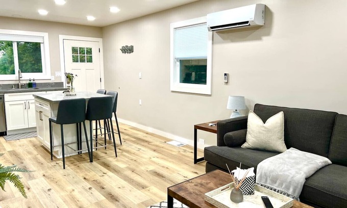 Concord House | 5 min to DWTN, BART & Park| Private Deck w/View