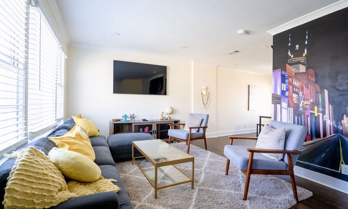 McFerrin Park House | *5 Min to Nissan-3 Mi to Broadway*-Private Backyard