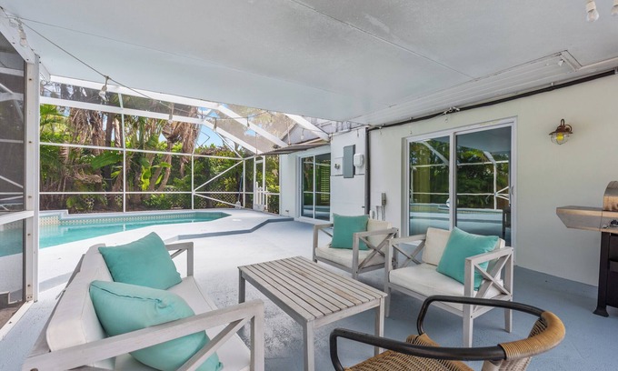 Singer Island Villa | 5 min Walk to Beach ~ King Bed ~ Beach Chairs