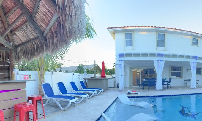 Boynton Beach House | 5 Mins to beach; 5BD, 4.5BA, Heated pool, Jacuzzi, Mini Golf, Tiki Huts.