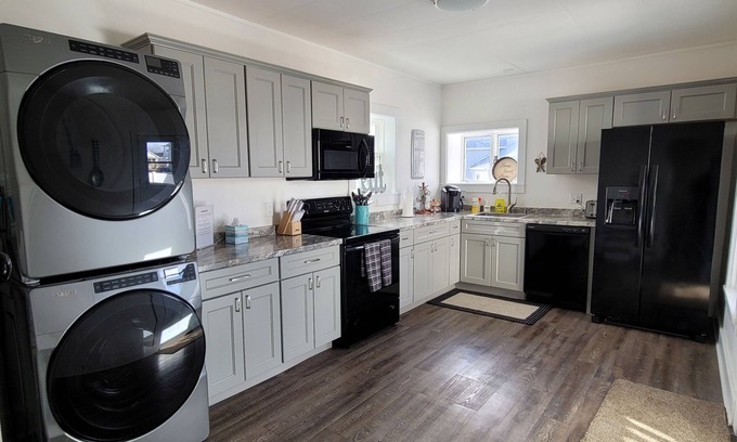 Sandusky House | 5-Mins to Cedar Point, 4-bedroom house.