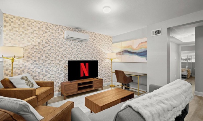 Hyde Park Apartment | 5 Mins to DT-500Mbps WiFi-Parking-W/D-KingBed-TV!