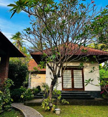 Bondalem House | 5 mins to the Beach with Tropical Garden