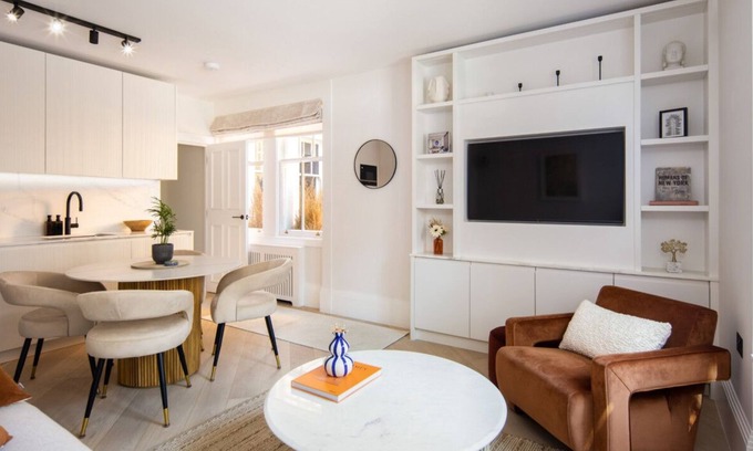 City of Westminster Apartment | 5 Mins Walk to Selfridges | Mayfair Retreat
