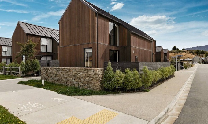 Kawarau Falls House | 5 minute drive to Remarkables mountain and car parking.