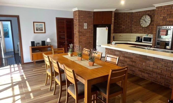 Geographe House | 5 minute stroll to the beautiful beaches of Geographe Bay