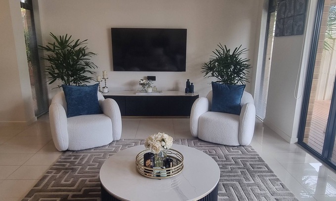West Beach House | 5 minute walk to the beach. 2 minute walk to River Torrens walking/bike paths.