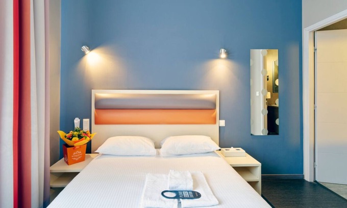 Contades Hotel | 5 Minutes by Foot Away From The National University Library! Pets Are Welcome!