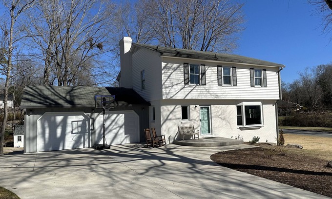 High Point House | 5 minutes from Furniture Market! 4 bed 2 1/2 bath house in a quiet neighborhood