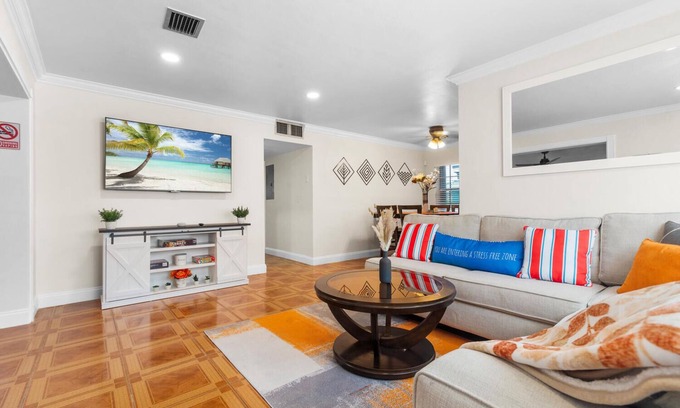 Miami Gardens House | 5 minutes from Hard Rock Stadium, and less than 30 minutes from South Beach