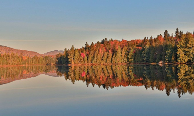 Saint Donat Ski Chalet | 5 minutes from Mont-Garceau! Waterfront cottage with spa in Saint-Donat.