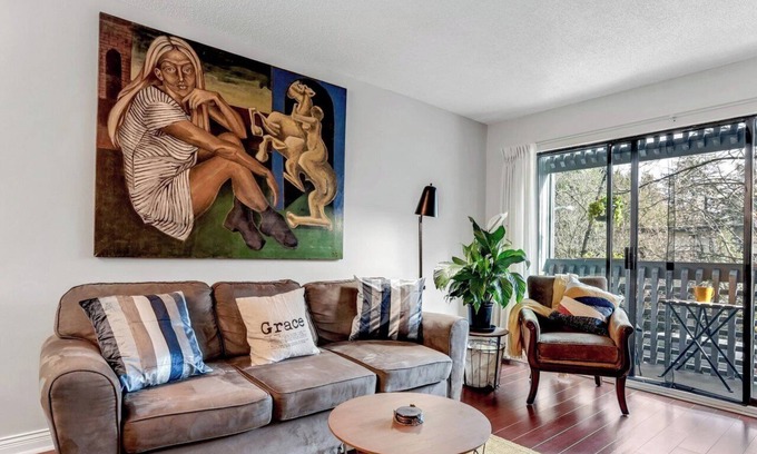 Kitsilano Condo | 5 minutes from the beach! Kitsilano lifestyle apartment with a beautiful balcony