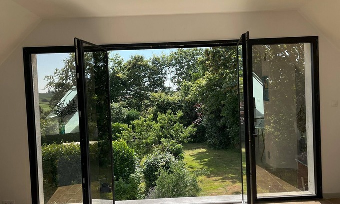 Breles Apartment | 5 minutes from the sea, apartment in the heart of a large garden. Pets allowed