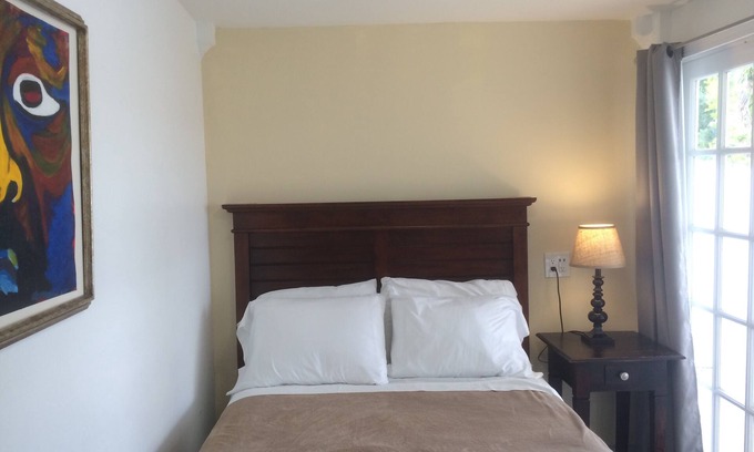 Little Havana Cottage | 5 minutes Miami Airport, Brickell, Marlins Stadium, JMH hospital. 1 Free Parking
