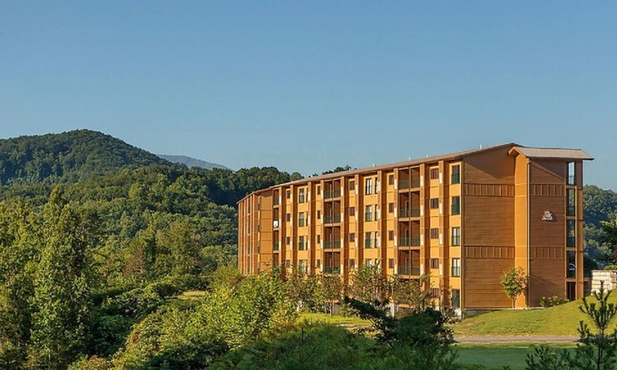 Gatlinburg Resort | 5 Nights at Bluegreen Mountain Loft Resort at the height of the holiday season!