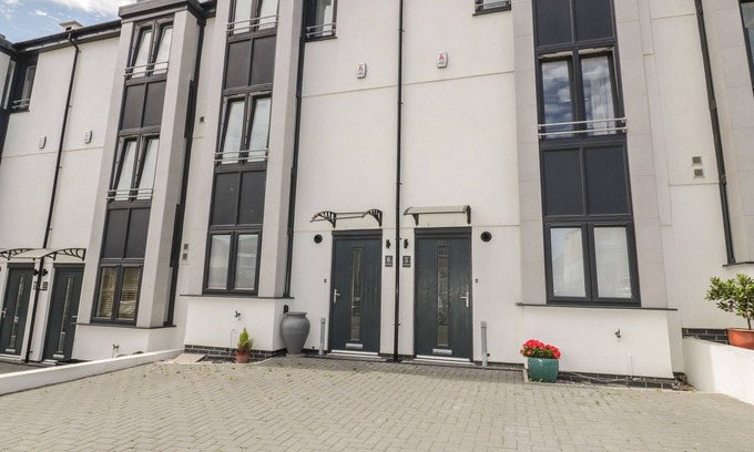 Newquay City Centre House | 5 OCEAN HEIGHTS, pet friendly, country holiday cottage in Newquay