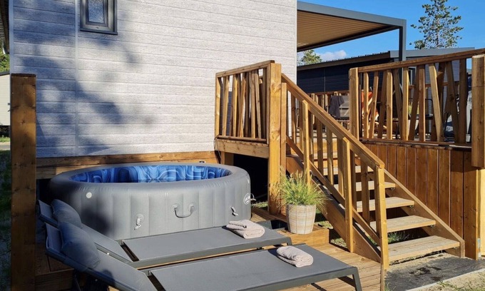 Jullouville Cottage | 5-person cottage with jacuzzi and pool 300m from the beach