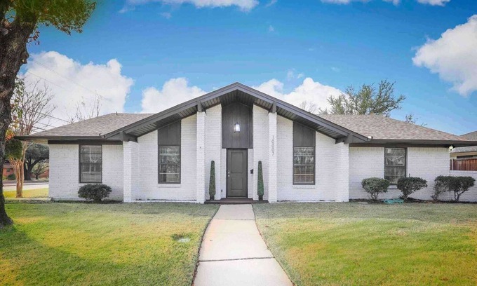 Northwest Dallas House | ★ 5 STAR Home - Guest Favorite! Chic Mid-Century Modern retreat just minutes from Dallas’ top attractions. Spacious 2,500 sq. ft. layout with 4 private bedrooms, 2 living rooms, and 2 dining areas.